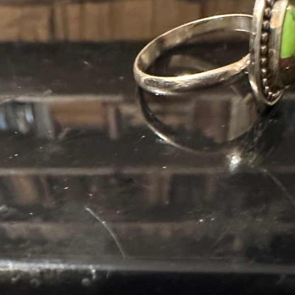 Navajo Green Gaspeite Sterling Silver Ring  3 grams Rare stone - Picture 3 of 7